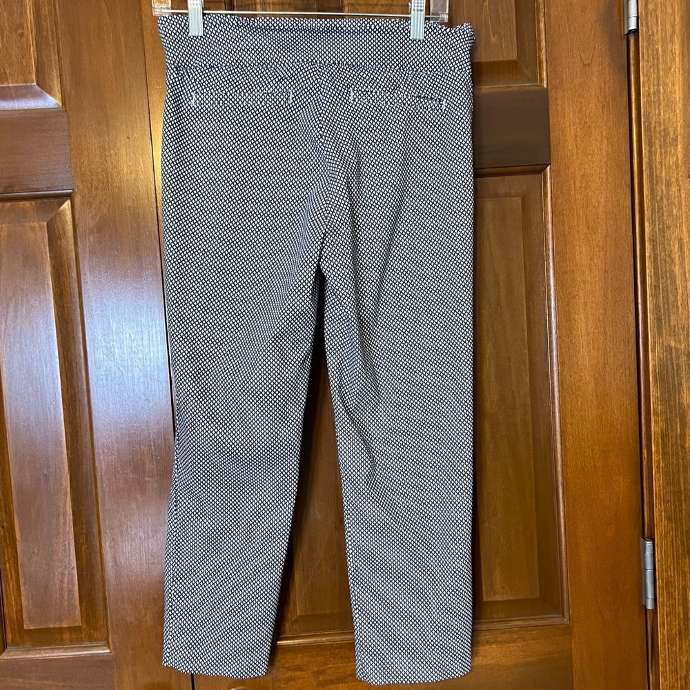 Dalia Black and White Houndstooth Pull On Skinny Capri Pants, Size 8 - Picture 6 of 13